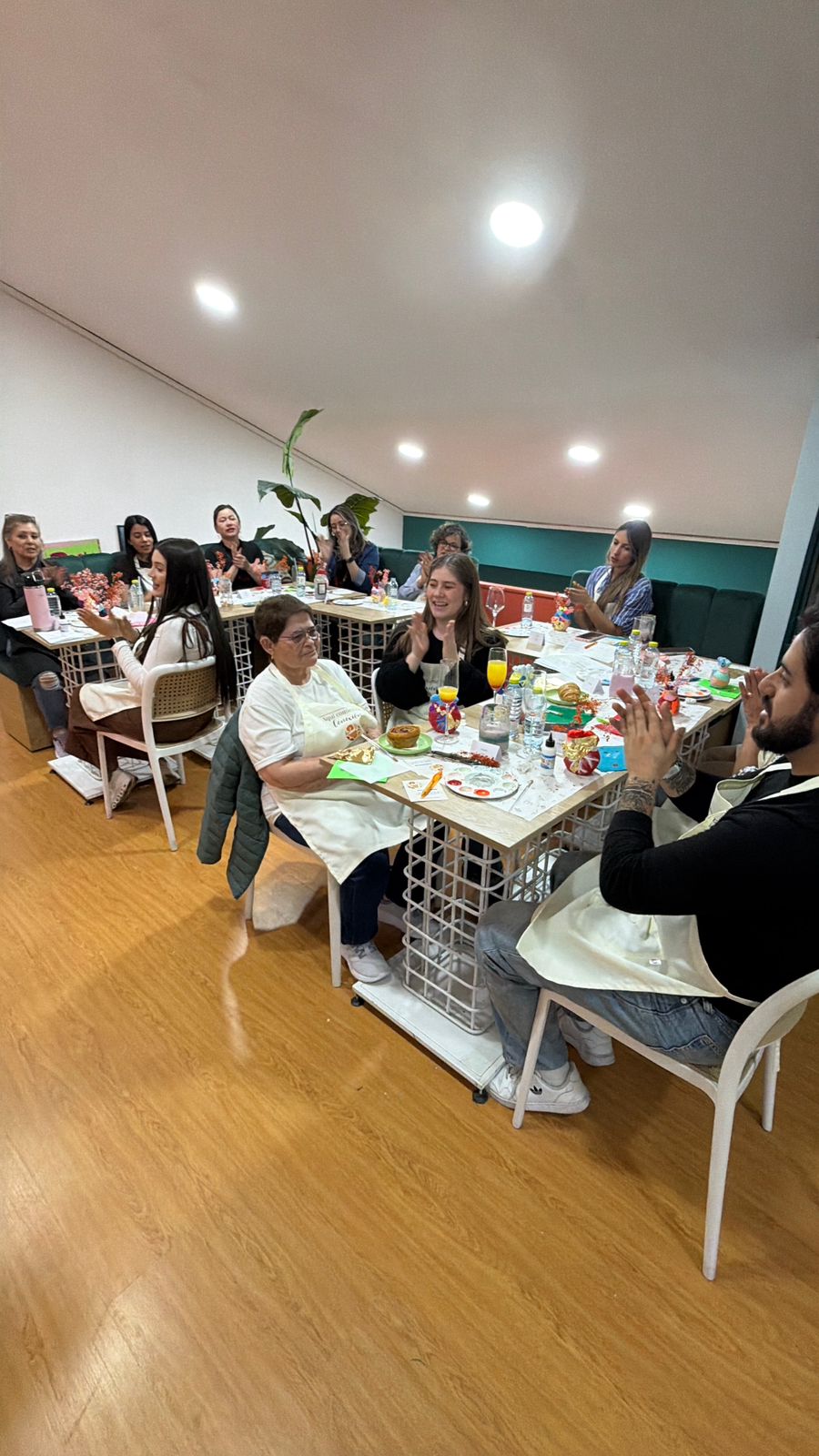 Personas en taller de conexión de equipos